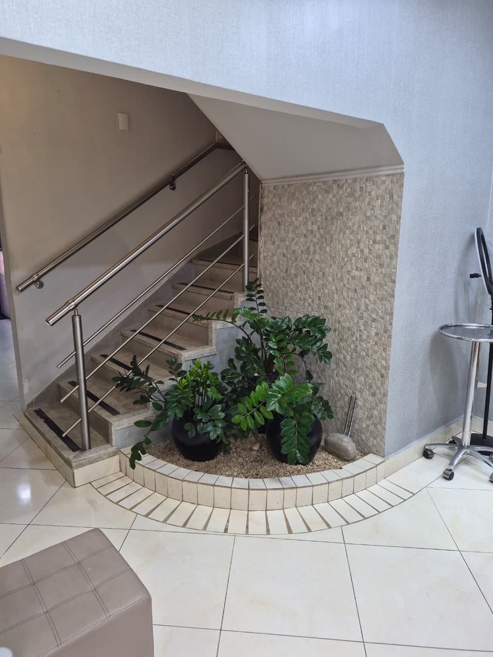 Plantas em um pequeno jardim interno junto à escada do estúdio